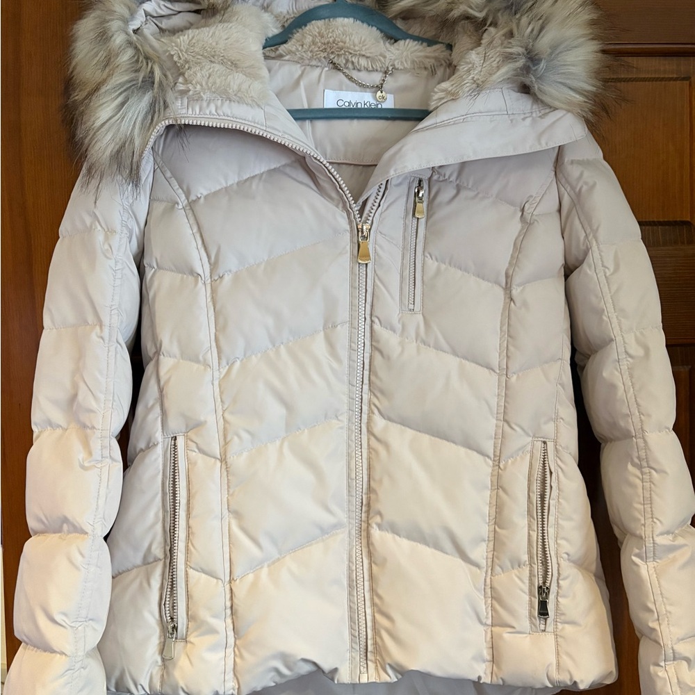 Calvin Klein Women's Off-White Puffer Jacket with Faux Fur Hood